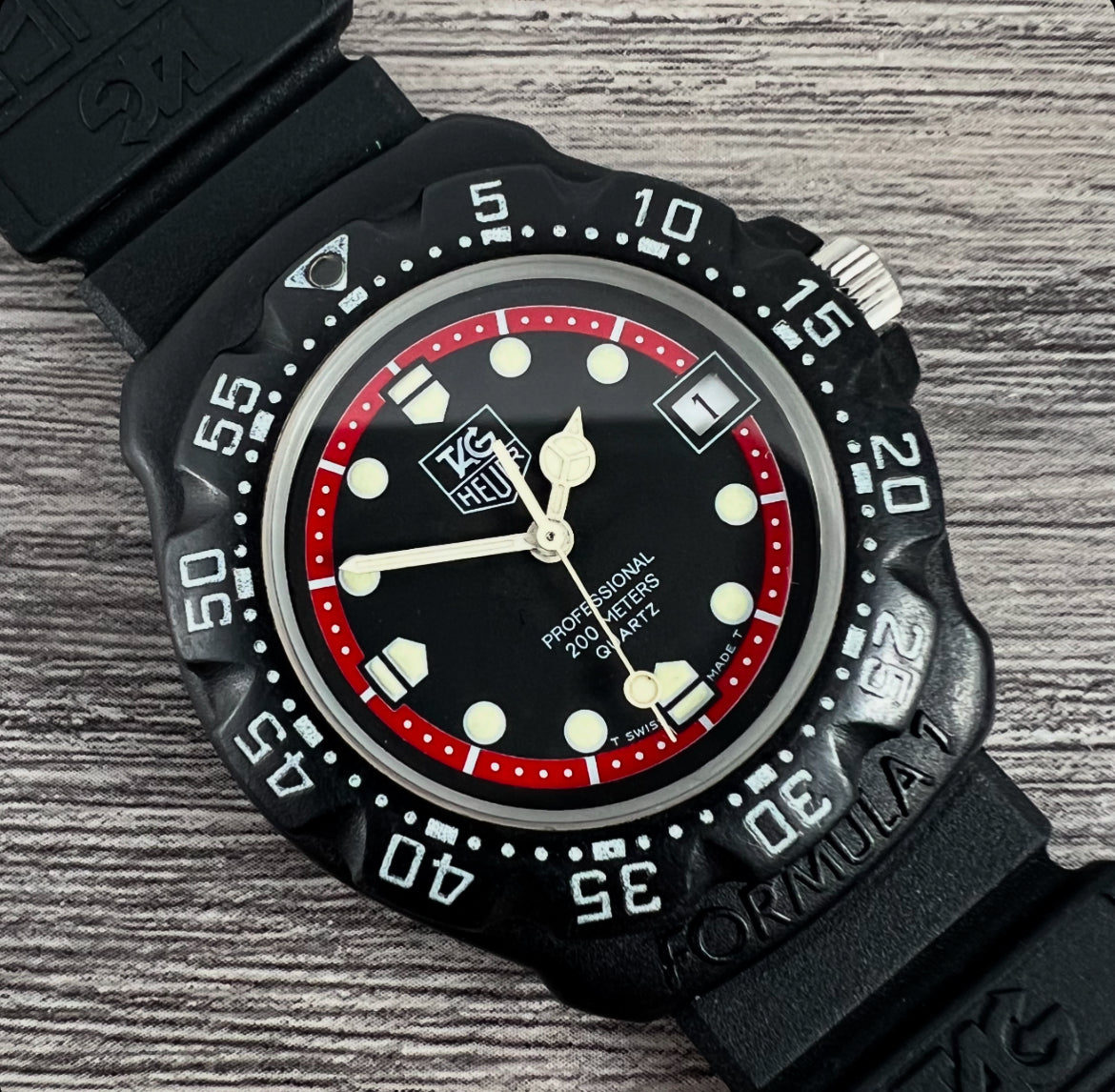 TAG Heuer フォーミュラ1383.513ブラックレッド 1987 Tag Heuer Professional Formula 1 Quartz Unisex 383.513